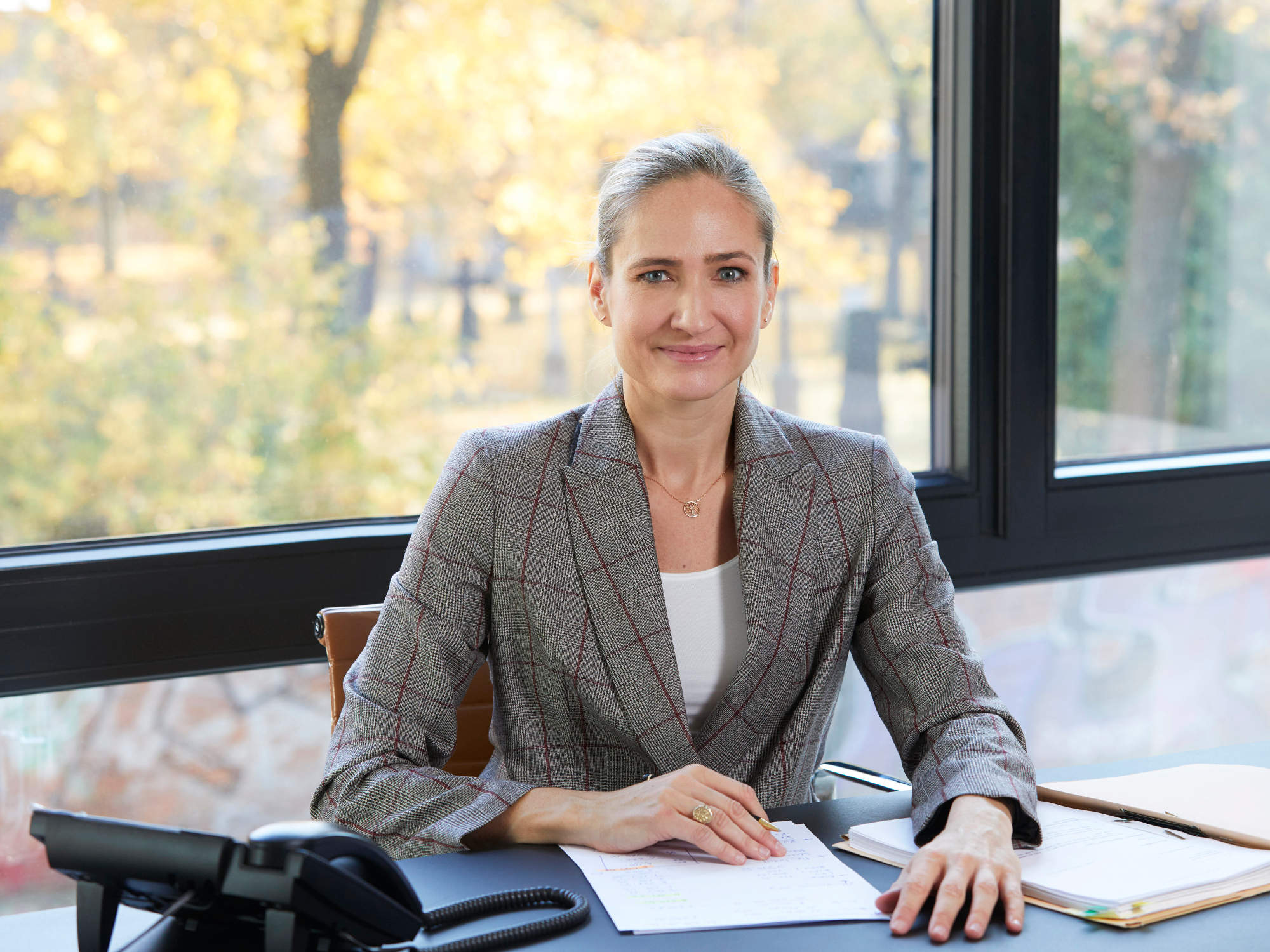 Alicia von Rosenberg sitzt an Ihrem Schreibtisch - Scheidungsanwältin in Berlin